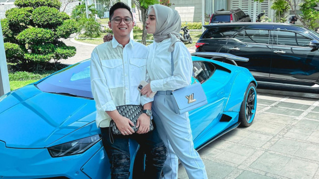 Doni Salmanan foto bareng istri, Dinan Fajrina, dengan latar kendaraan Lamborghini Huracan Liberty Walk. (Instagram Donisalmanan)